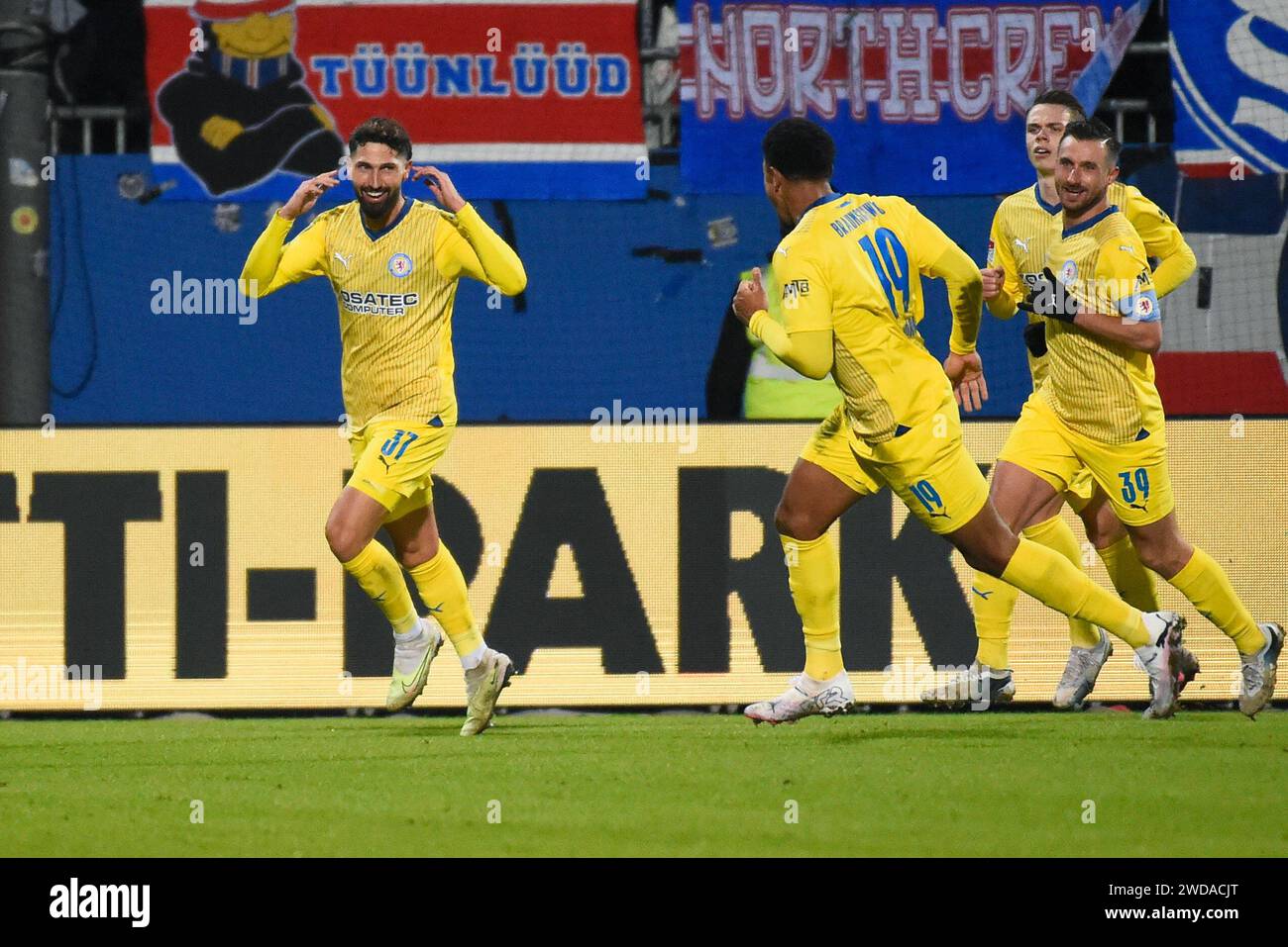 Kiel, Germany. 19th Jan, 2024. Soccer: Bundesliga 2, Holstein Kiel - Eintracht Braunschweig, Matchday 18, Holstein Stadium. Braunschweig players celebrate after Fabio Kaufmann (l) scores to make it 1-1. Credit: Gregor Fischer/dpa - IMPORTANT NOTE: In accordance with the regulations of the DFL German Football League and the DFB German Football Association, it is prohibited to utilize or have utilized photographs taken in the stadium and/or of the match in the form of sequential images and/or video-like photo series./dpa/Alamy Live News Stock Photo