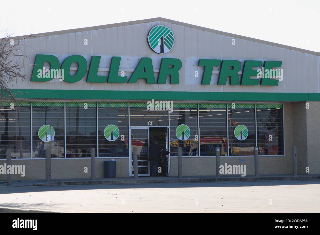 San Antonio USA 19th Jan 2024 Exterior View And Signage Of A Dollar   San Antonio Usa 19th Jan 2024 Exterior View And Signage Of A Dollar Tree Store In San Antonio Texas Usa On January 19 2024 Dollar Tree Operates Over 15000 Stores Across The Usa And Canada The Company Also Operates Stores Under The Name Dollar Bills And Family Dollar Photo By Carlos Kosienskisipa Usa Credit Sipa Usaalamy Live News 2WDAP56 