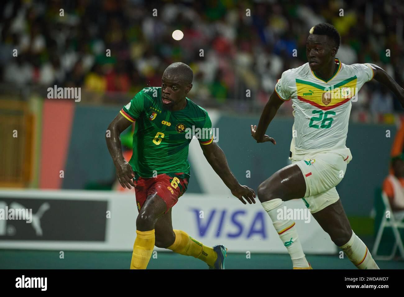 Highlights of the match between Senegal and Cameroon at the Africa Cup of Nations 2023, Olivier Kemen under pressure from Pape Gueye Stock Photo