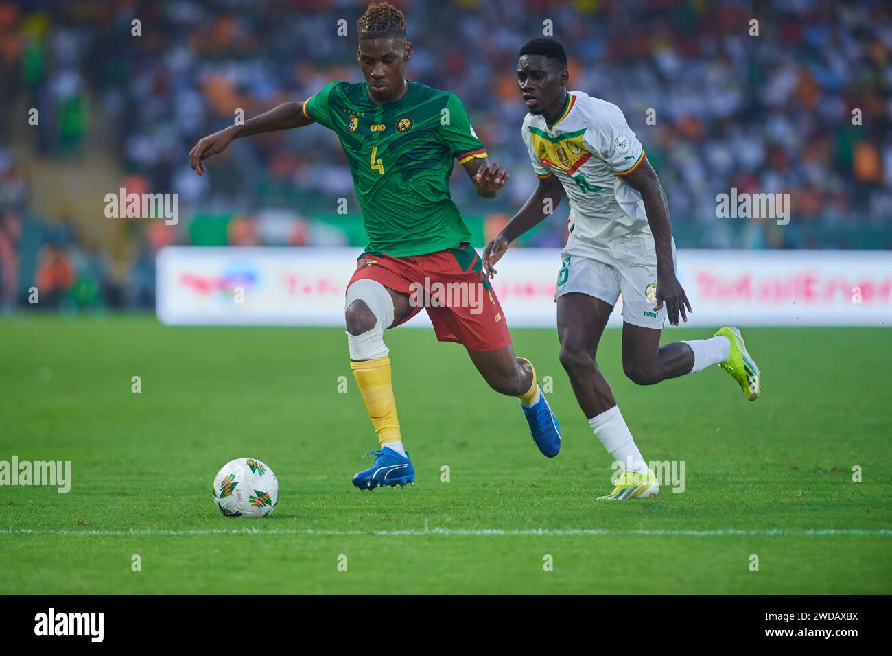 Highlights of the match between Senegal and Cameroon at the Africa Cup of Nations 2023, the duel between Christopher Wooh and Ismaïla Sarr Stock Photo