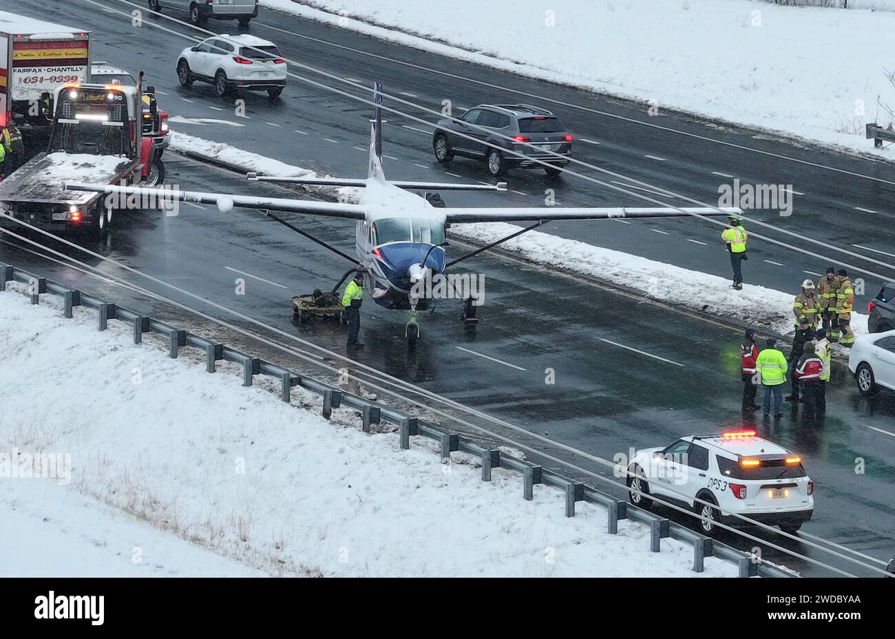 Loudon County, PA, USA. 19th Jan, 2024. A Cessna passenger plane headed for Lancaster, Pennsylvania made an emergency landing on Loudoun County Parkway in Virginia after taking off from nearby Washington Dulles International Airport on January 19, 2024. No injuries were reported with five passengers and two crew member on board. Loudon County, Virginia. Credit: Mpi34/Media Punch/Alamy Live News Stock Photo
