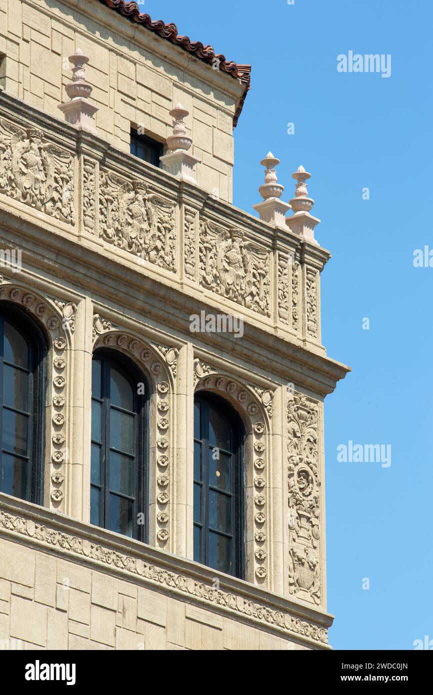 Professional architectural photography of Chapman Court, Spanish Revival mixed-use building designed by Morgan, Walls & Clements 1928, 6th St in L.A. Stock Photo