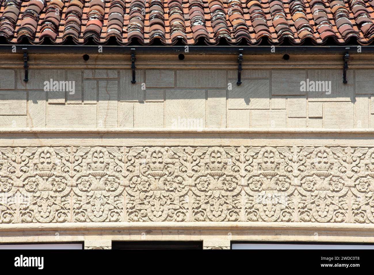 Professional architectural photography of Chapman Court, Spanish Revival mixed-use building designed by Morgan, Walls & Clements 1928, 6th St in L.A. Stock Photo