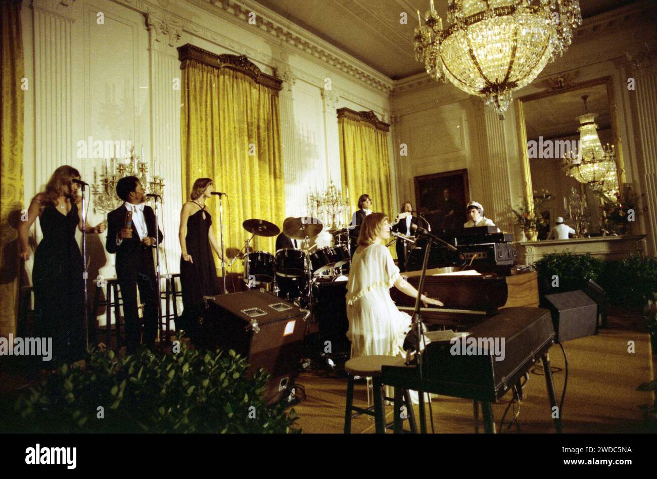 Photograph of Toni Tennille and Daryl Dragon of The Captain and Tennille Performing in the East Room during the Entertainment Portion of a State Dinner Honoring Queen Elizabeth II and Prince Philip of Great Britain - Stock Photo