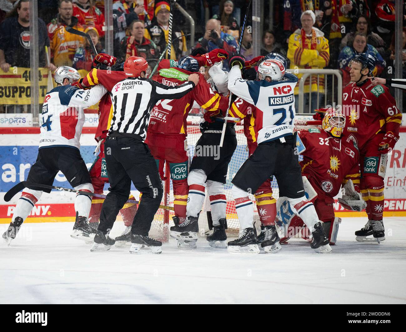 # Duesseldorfer EG vs. Nuernberg Ice Tigers, Eishockey, Penny DEL, 39. Spieltag, Saison 2023/2024, 19.01.2024 Foto: Eibner-Pressefoto/Thomas Haesler Stock Photo