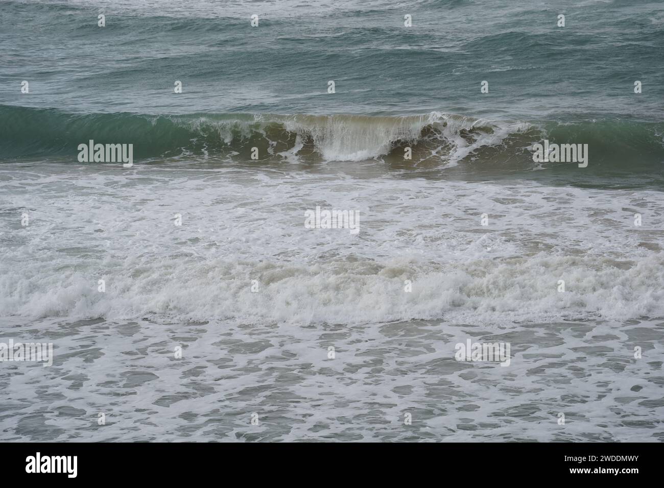 Closeup waves crushing on beach hi-res stock photography and images - Alamy