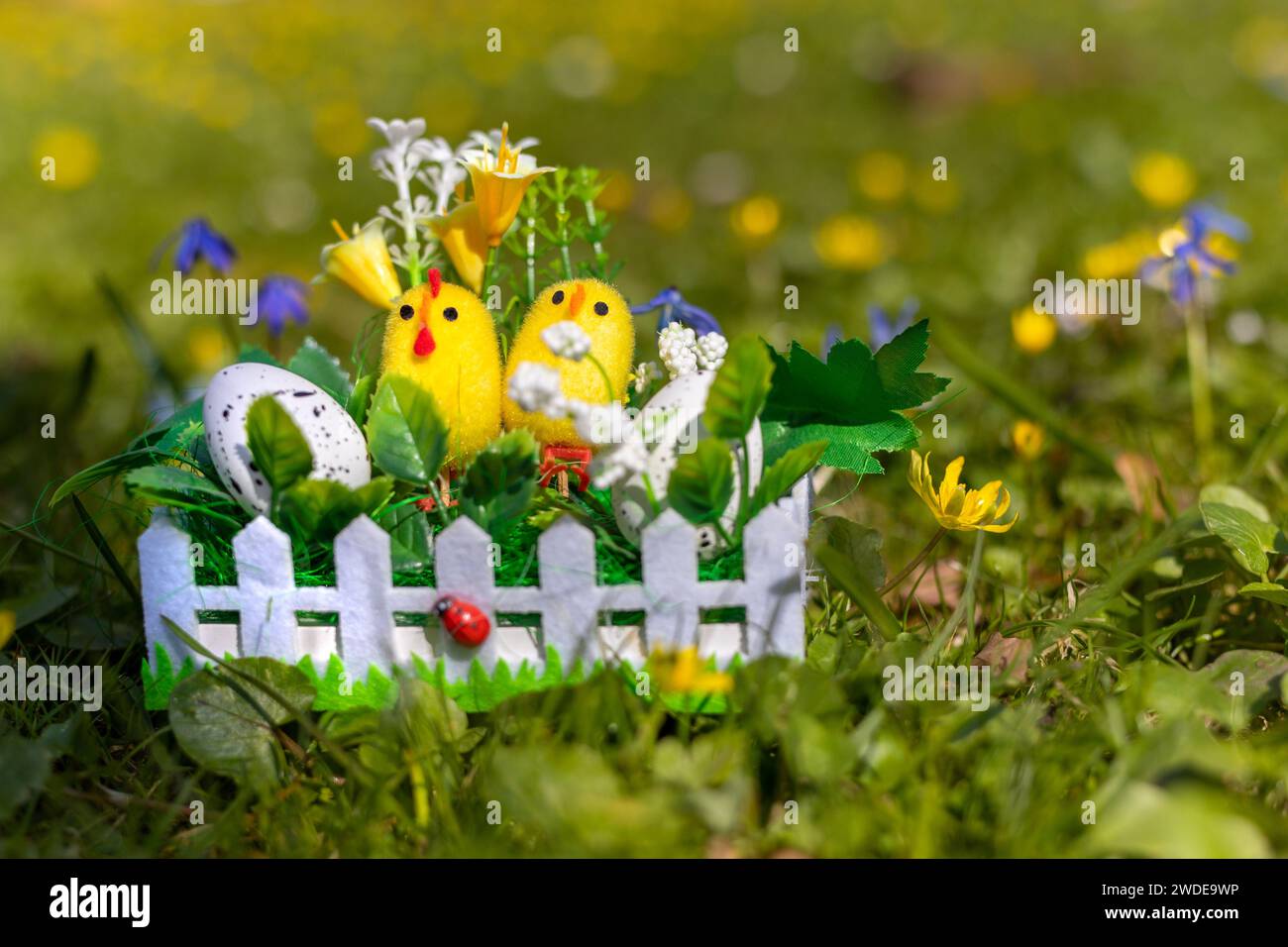 Dekoration und Einer zu Ostern im Garten Stock Photo