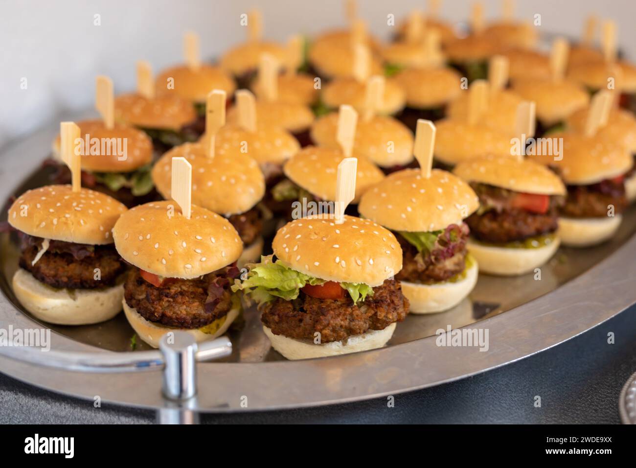 Hamburger in Klein vom Catering Service Stock Photo