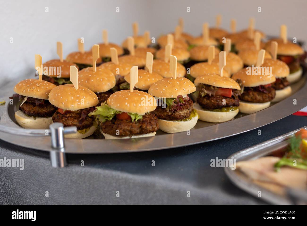 Hamburger in Klein vom Catering Service Stock Photo