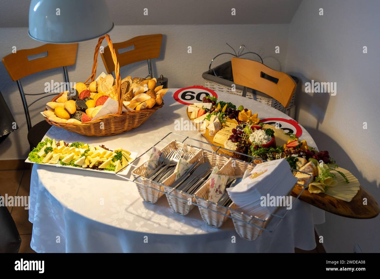 Kalte Platte bei einer Feier mit Brot Brötchen Fleisch Käse Stock Photo