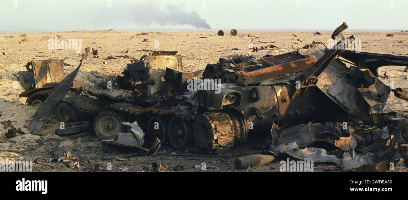 5th March 1991 The remains of an Iraqi self-propelled Howitzer and some of its unexploded ammunition in north-east Kuwait. Stock Photo