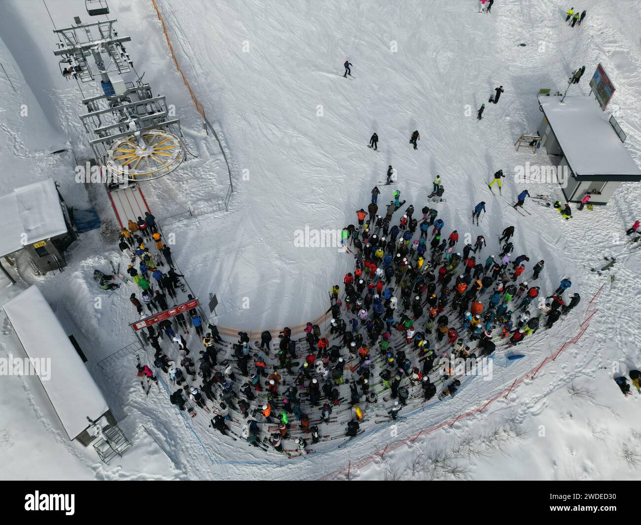 Braunlage, Germany. 20th Jan, 2024. Winter sports visitors queue at the ski lift on the Wurmberg. Lifts and cross-country ski trails in the Harz Mountains are open and attract winter sports enthusiasts. (Aerial view with drone) Credit: Matthias Bein/dpa/Alamy Live News Stock Photo