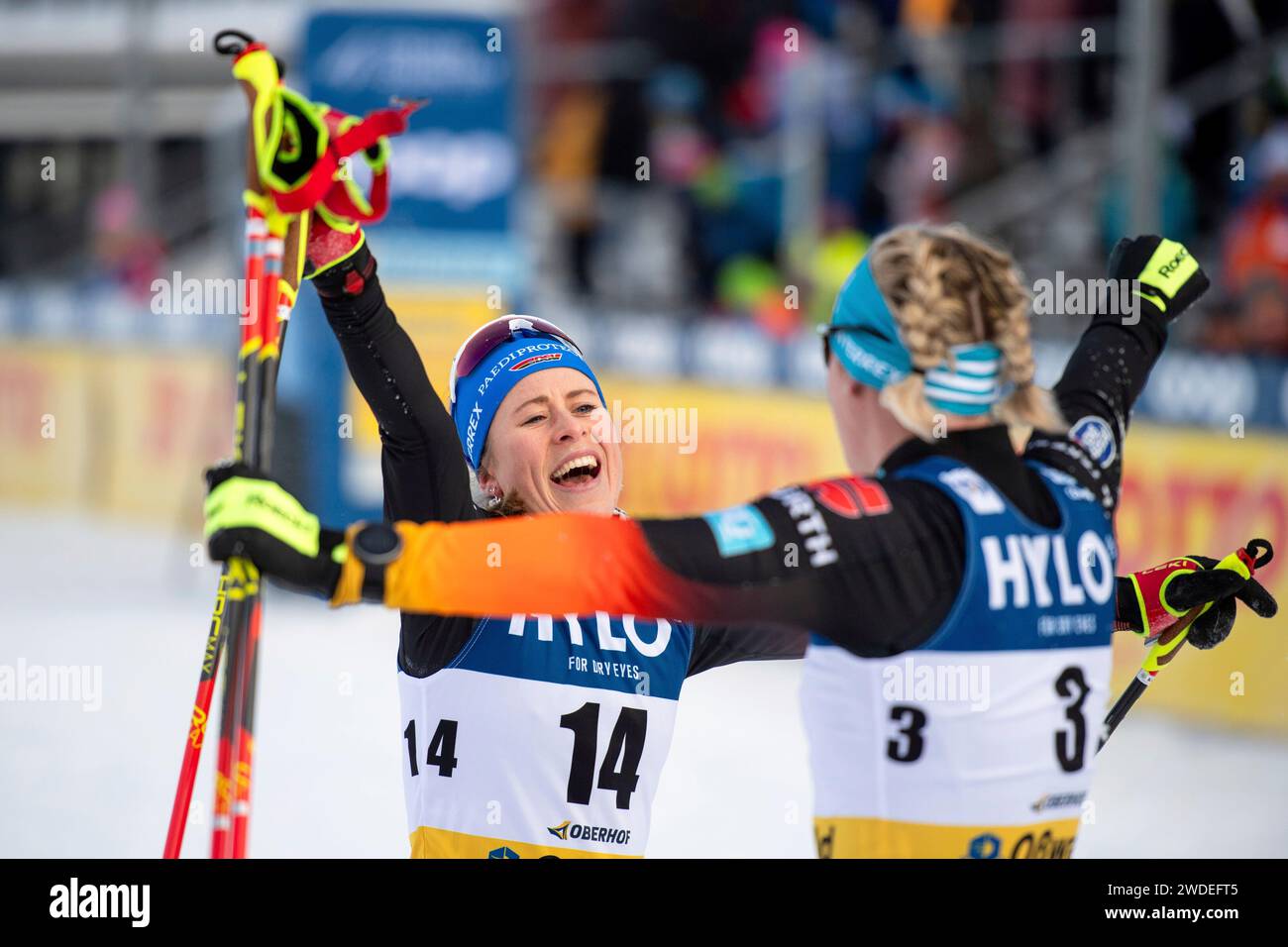 Katharina Hennig (Deutschland) jubelt mit Victoria Carl (Deutschland