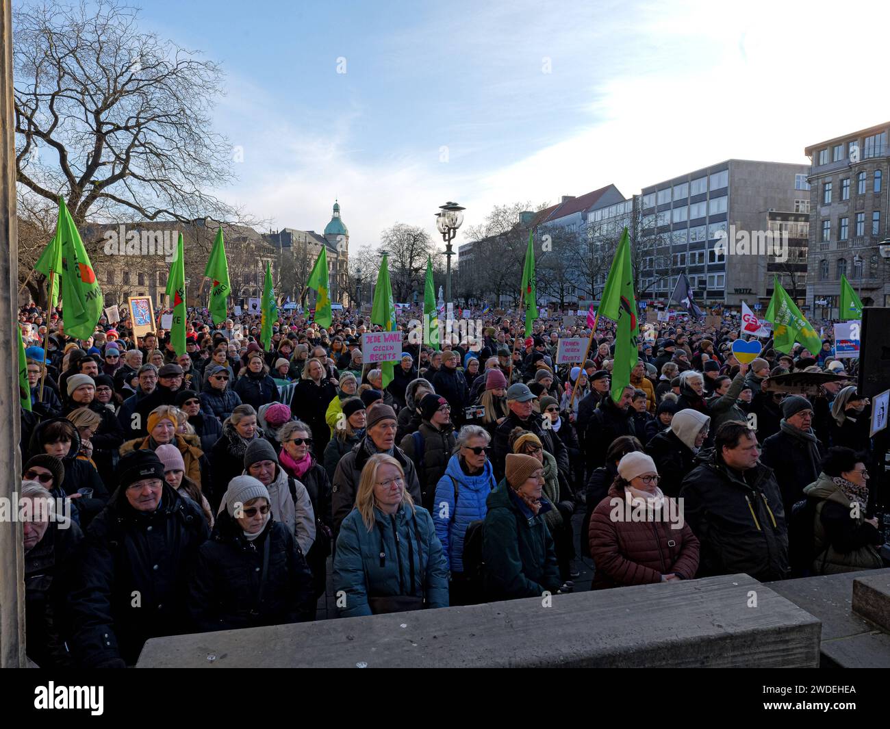 Über 35.000 Teilnehmer haben heute auf dem Opernplatz in Hannover und bis zum Aegi die Reden der Politiker auf der Bühne verfolgt. Sie zeigten deutlich ihre Abneigung gegen die AfD. *** More than 35,000 participants followed the politicians speeches on stage today on the Opernplatz in Hanover and up to the Aegi They clearly showed their dislike of the AfD Stock Photo