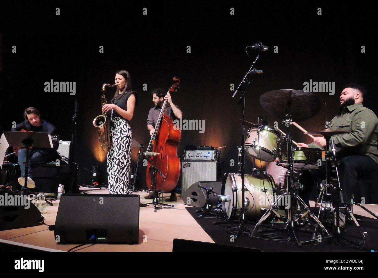 Die chilenische Jazz-Saxophonistin Melissa Aldana und ihr Quartett mit Lage Lund g., Pablo Menares b. und Kush Abadey dr. in der Philharmonie Essen. Chilean jazz saxophonist Melissa Aldana and her quartet with Lage Lund g., Pablo Menares b. and Kush Abadey dr. at the Philharmonie Essen. Essen NRW DEUDEGERMANYDEUTSCHLANDALLEMAGNE Stock Photo