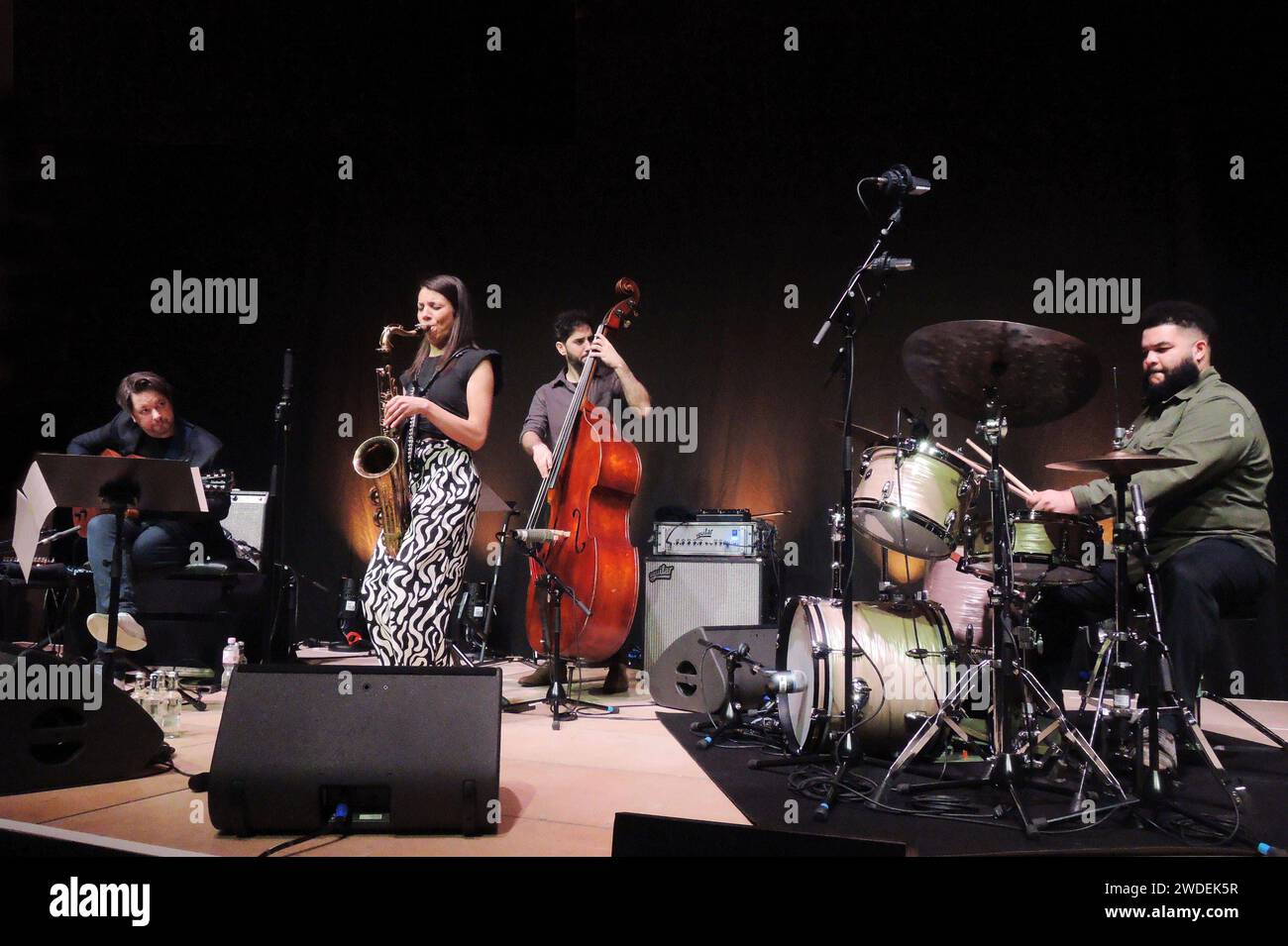 Die chilenische Jazz-Saxophonistin Melissa Aldana und ihr Quartett mit Lage Lund g., Pablo Menares b. und Kush Abadey dr. in der Philharmonie Essen. Chilean jazz saxophonist Melissa Aldana and her quartet with Lage Lund g., Pablo Menares b. and Kush Abadey dr. at the Philharmonie Essen. Essen NRW DEUDEGERMANYDEUTSCHLANDALLEMAGNE Stock Photo