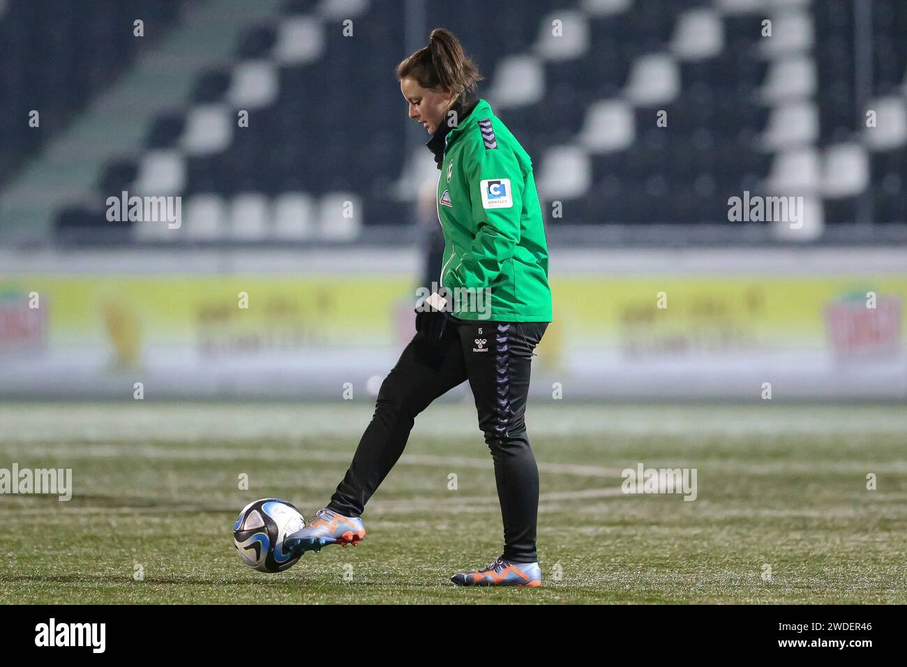 v.li.: Jasmin Sehan (SV Werder Bremen, 15) wärmt sich in der Halbzeit auf, beim Aufwärmen, 19.01.2024, Rheda-Wiedenbrück (Deutschland), Fussball, Testspiel Frauen, FSV Gütersloh 2009 - SV Werder Bremen Stock Photo