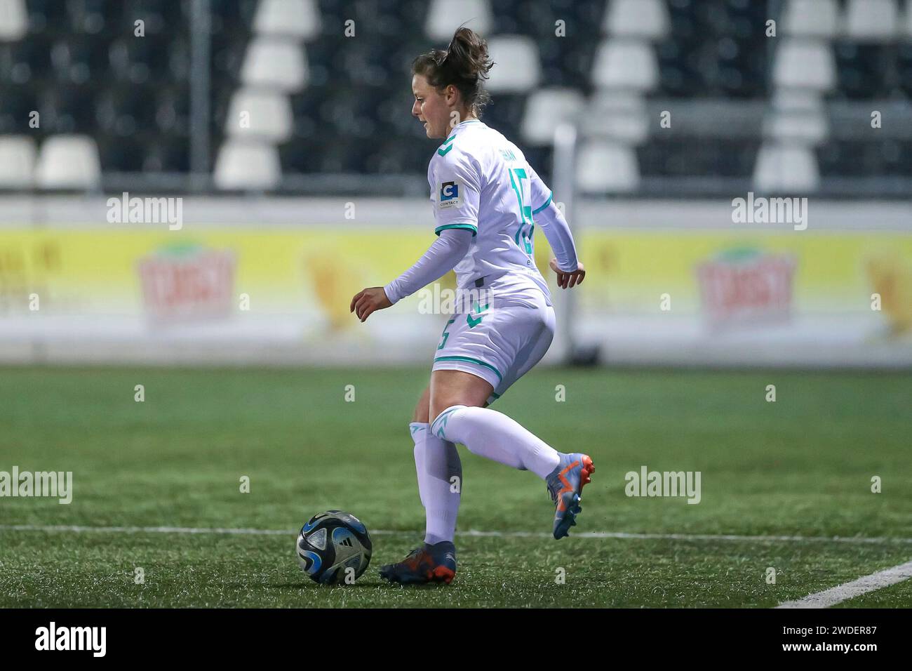 v.li.: Jasmin Sehan (SV Werder Bremen, 15) am Ball, Freisteller, Einzelbild, Ganzkörper, Aktion, Action, Spielszene, 19.01.2024, Rheda-Wiedenbrück (Deutschland), Fussball, Testspiel Frauen, FSV Gütersloh 2009 - SV Werder Bremen Stock Photo