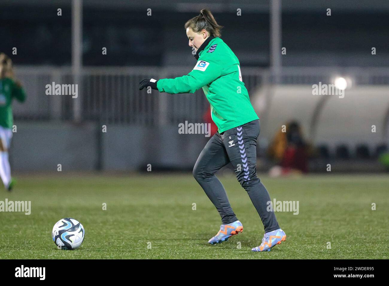 v.li.: Jasmin Sehan (SV Werder Bremen, 15) wärmt sich in der Halbzeit auf, beim Aufwärmen, 19.01.2024, Rheda-Wiedenbrück (Deutschland), Fussball, Testspiel Frauen, FSV Gütersloh 2009 - SV Werder Bremen Stock Photo