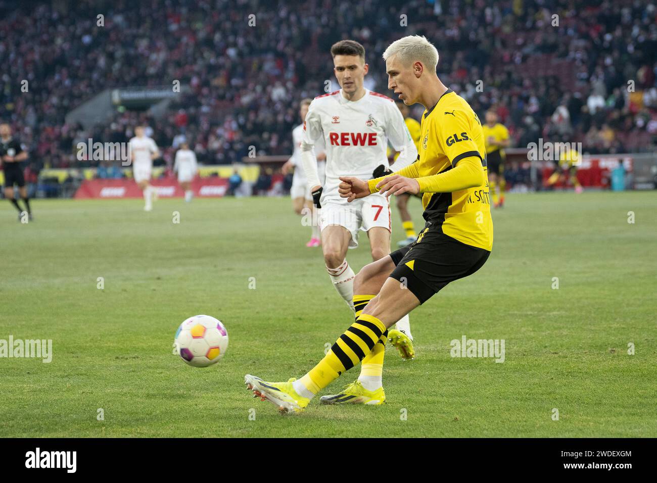 Nico Schlotterbeck (Borussia Dortmund 09, #04) spielt den langen Ball bevor ihn Dejan Ljubicic (1. FC Koeln, #07) erreicht. Fussball: 1. Bundesliga, Saison 2023/2024, 18. Spieltag, 1. FC Koeln - Borussia Dortmund am 20.01.2024 im RheinEnergieStadion in Koeln Wichtiger Hinweis: Gemaess den Vorgaben der DFL Deutsche Fussball Liga bzw. des DFB Deutscher Fussball-Bund ist es untersagt, in dem Stadion und/oder vom Spiel angefertigte Fotoaufnahmen in Form von Sequenzbildern und/oder videoaehnlichen Fotostrecken zu verwerten bzw. verwerten zu lassen. Foto: Kirchner-Media/TH Stock Photo