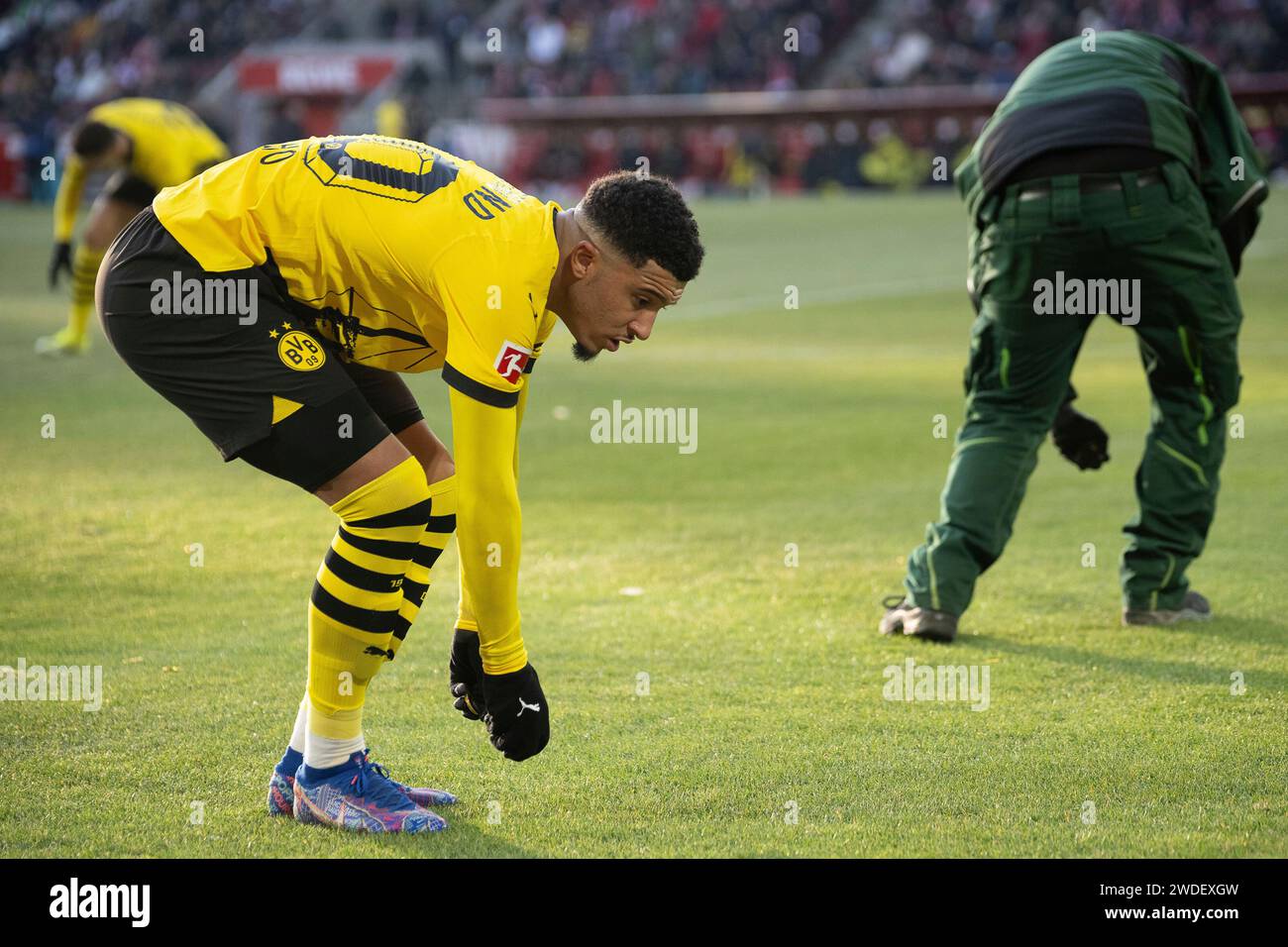 Jadon Sancho (Borussia Dortmund 09, #10) sammelt die von den Fans auf den Rasen geworfenen Muenzen auf. Fussball: 1. Bundesliga, Saison 2023/2024, 18. Spieltag, 1. FC Koeln - Borussia Dortmund am 20.01.2024 im RheinEnergieStadion in Koeln Wichtiger Hinweis: Gemaess den Vorgaben der DFL Deutsche Fussball Liga bzw. des DFB Deutscher Fussball-Bund ist es untersagt, in dem Stadion und/oder vom Spiel angefertigte Fotoaufnahmen in Form von Sequenzbildern und/oder videoaehnlichen Fotostrecken zu verwerten bzw. verwerten zu lassen. Foto: Kirchner-Media/TH Stock Photo