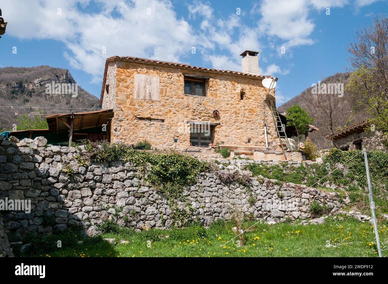 Decayed house hi-res stock photography and images - Alamy