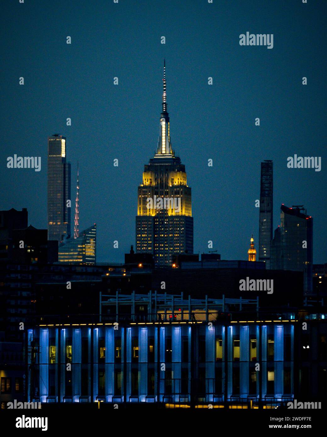 Empire State Building and the Manhattan New York skyline at dusk Stock ...