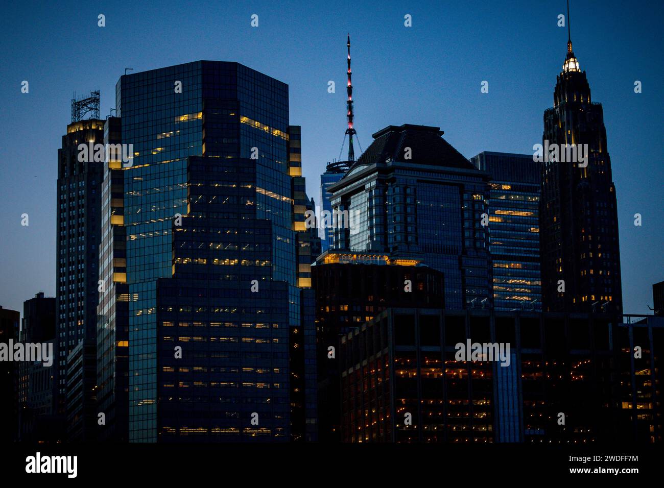 New york skyline at dusk hi-res stock photography and images - Alamy