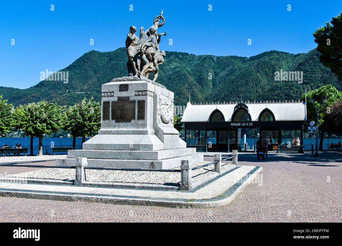 Como lake ferry station square hi-res stock photography and images - Alamy