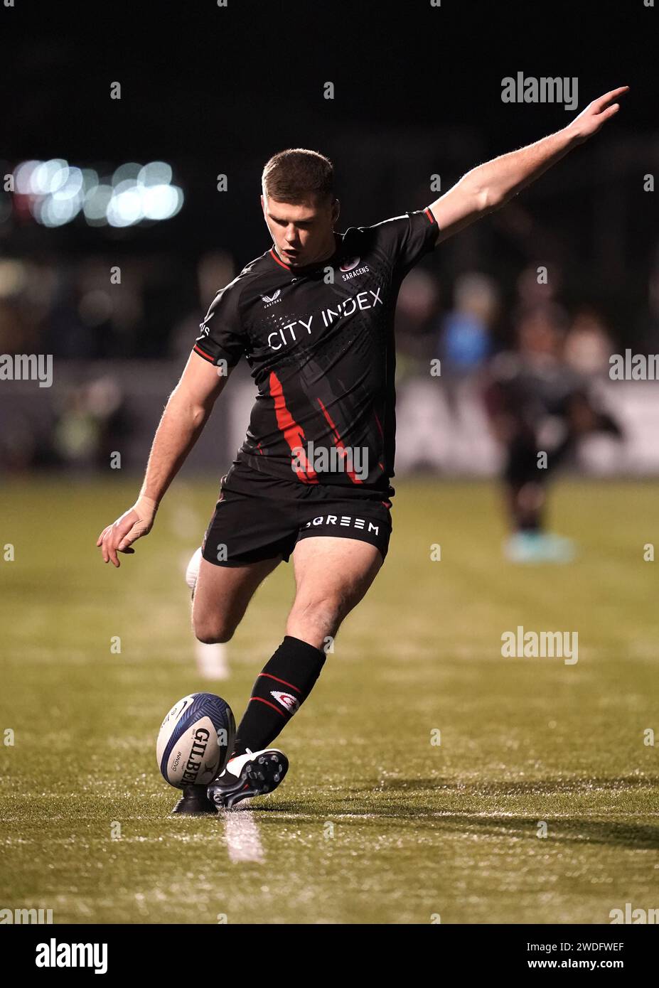 Saracens' Owen Farrell fails to scores a conversion kick during the ...