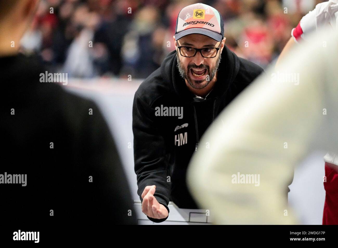 Hector Martinez Ruiz (Trainer, TSVMH) gibt seinen Spielern in einer Viertelpause Anweisungen, gestikuliert, mit den Armen gestikulieren, Einzelbild, Einzelfoto, Aktion, Action, 20.01.2024, Mannheim (Deutschland), Hallenhockey, Deutsche Meisterschaft, Viertelfinale, Herren, TSV Mannheim - Crefelder HTC Stock Photo