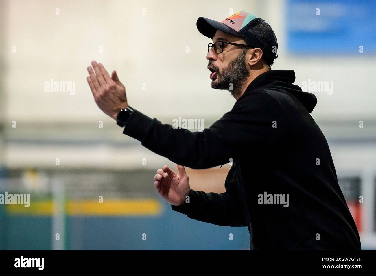 Mannheim, Deutschland. 20th Jan, 2024. Hector Martinez Ruiz (Trainer, TSVMH), gibt Anweisungen, gestikuliert, mit den Armen gestikulieren, Einzelbild, Einzelfoto, Aktion, Action, 20.01.2024, Mannheim (Deutschland), Hallenhockey, Deutsche Meisterschaft, Viertelfinale, Herren, TSV Mannheim - Crefelder HTC/dpa/Alamy Live News Stock Photo