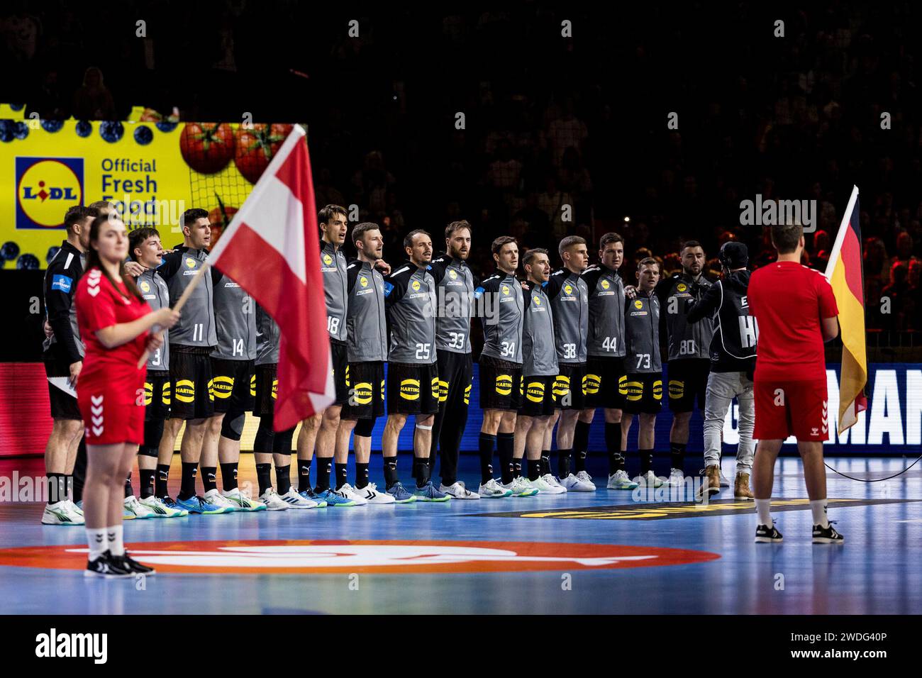 Die deutsche Mannschaft w?hrend der Hymne MEN?S EHF EURO 2024