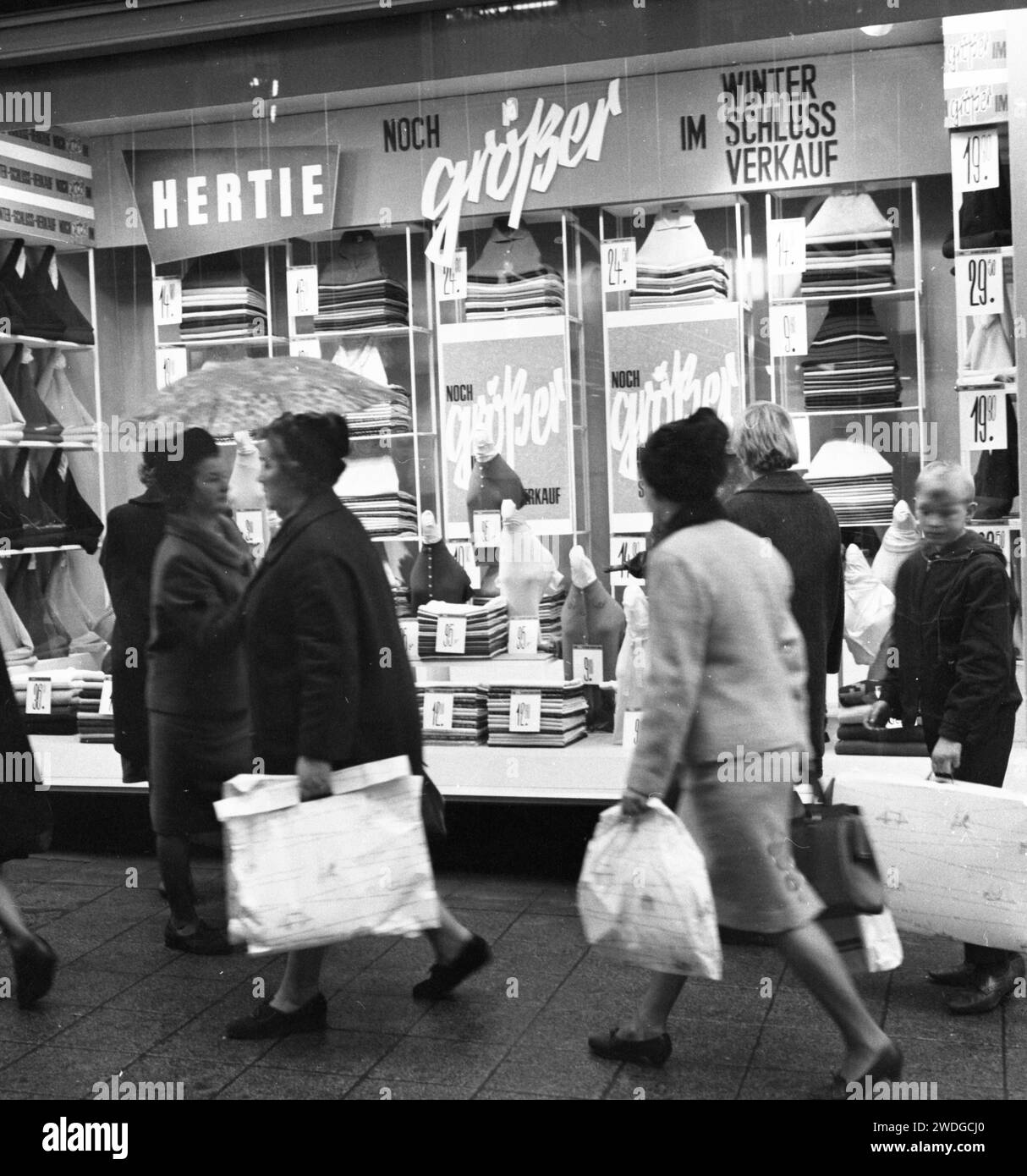 Discount department store Black and White Stock Photos & Images Alamy