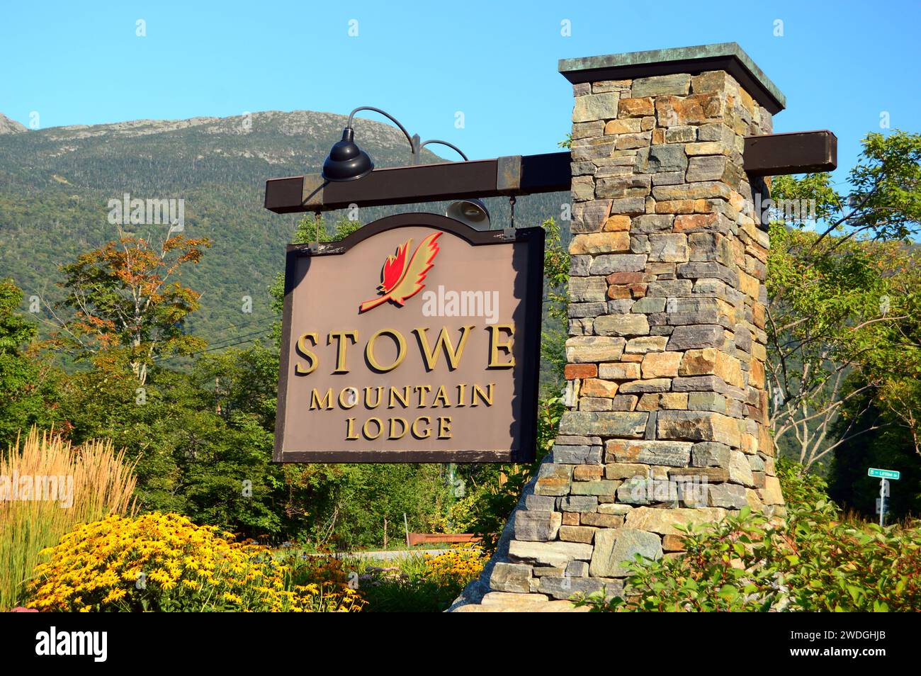 A stone column and sign welcomes visitors to the famous Stowe Mountain Lodge, in Vermont Stock Photo