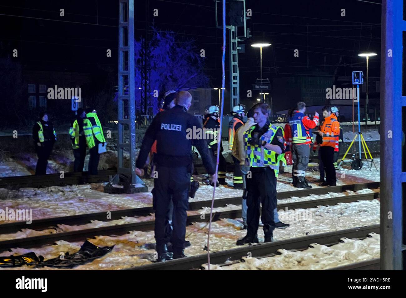 18-jähriger erleidet Stromschlag auf S-Bahn in Bad Homburg Ein 18-jähriger ist am frühen Sonntagmorgen 21.01.2024 durch einen Stromschlag aus einer Oberleitung lebensgefährlich verletzt worden. Aus ungeklärter Ursache war der junge Erwachsene auf eine S-Bahn im Bahnhof Bad Homburg geklettert. Er wurde durch die Feuerwehr gerettet und kam in ein Krankenhaus. Die Polizei ermittelt. *** 18-year-old suffers electric shock on suburban train in Bad Homburg An 18-year-old was critically injured by an electric shock from an overhead line early on Sunday morning 21 01 2024 For unknown reasons, the youn Stock Photo