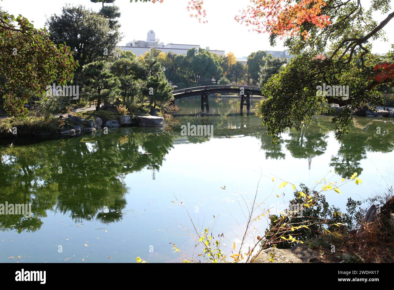 Ingetsu Pond, Shinsetsu Bridge and autumn leaves in Shosei-en Garden, Kyoto, Japan Stock Photo