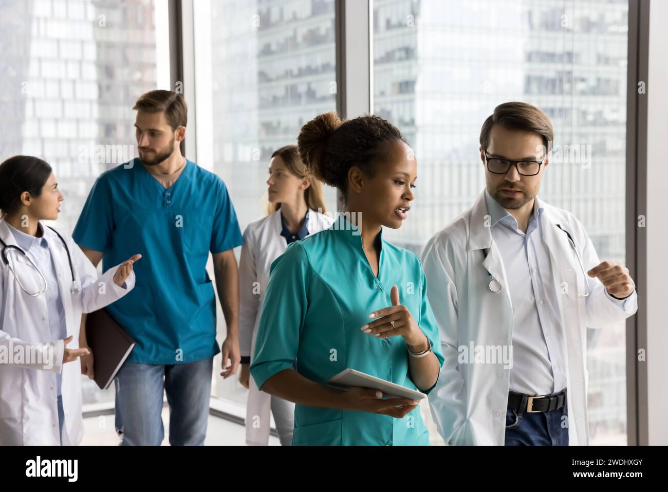 Medical professionals in blue hi-res stock photography and images - Alamy