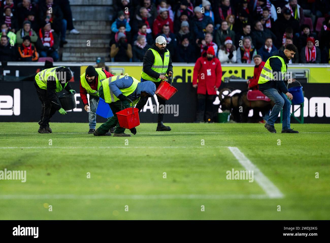 Köln, RheinEnergieStadion, 20.01.24: Schoko Gold Taler werden aus Protest der Fans auf das Spielfeld geworfen, woraufhin das Spiel unterbrochen werden Stock Photo