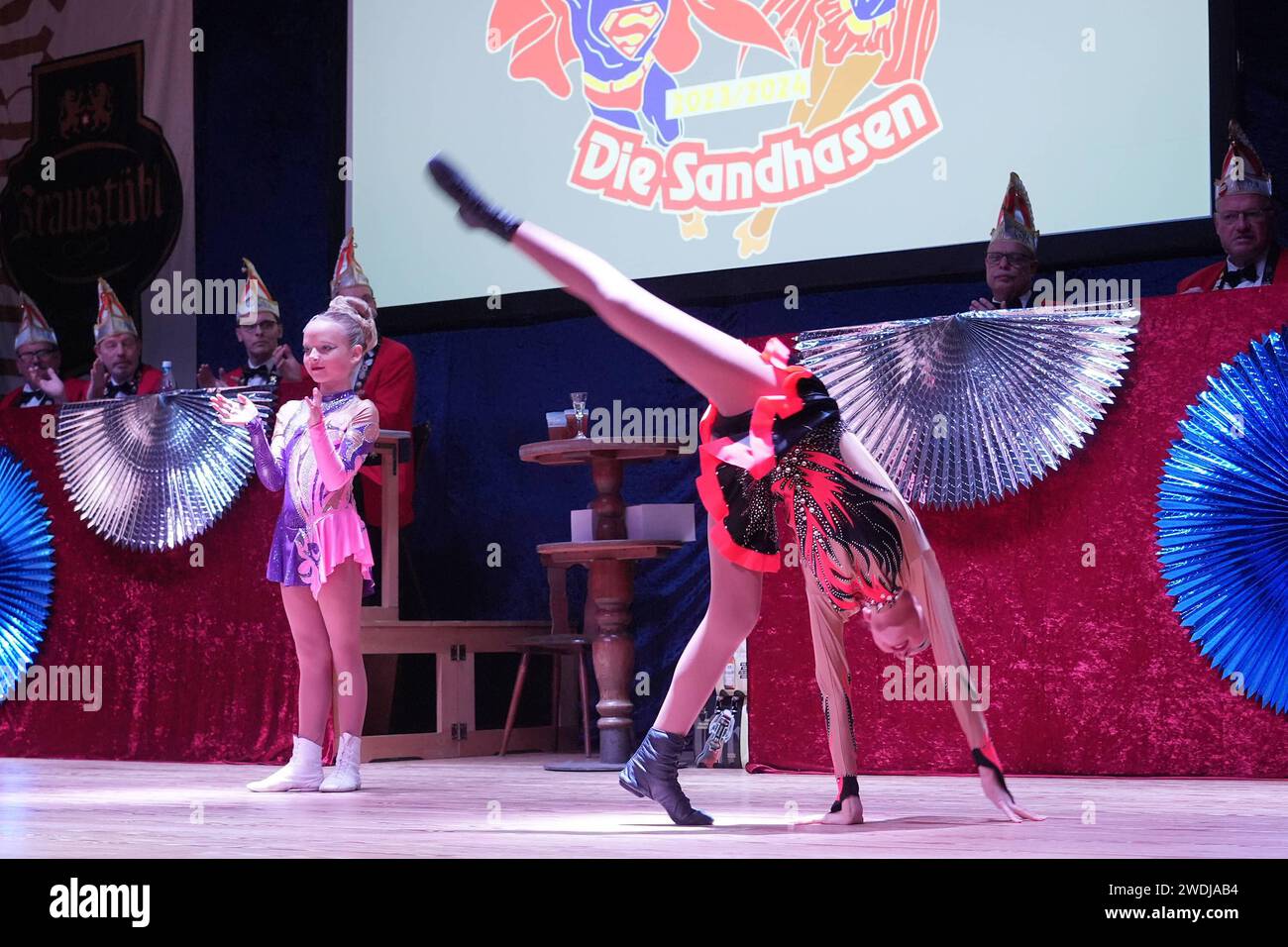 Solotänzerinnen in Aktion - 20.01.2024 Mörfelden-Walldorf: Kostümsitzung der Sandhasen 20.01.2024 Mörfelden-Walldorf: Kostümsitzung der Sandhasen *** Solo dancers in action 20 01 2024 Mörfelden Walldorf Costume session of the Sandhasen 20 01 2024 Mörfelden Walldorf Costume session of the Sandhasen Stock Photo