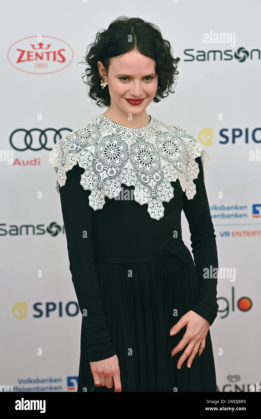 Jana McKinnon Schauspelerin, Einzelbild,angeschnittenes Einzelmotiv,Halbfigur,halbe Figur. 48.Deutscher Filmball, Roter Teppich,Red Carpet,am 20.01.2024 im H o t e l B a y e r i s c h e r H o f, M u e n c h e n. Sven Simon Fotoagentur GmbH & Co. Pressefoto KG Prinzess-Luise-Str. 41 45479 M u e l h e i m / R u h r Tel. 0208/9413250 Fax. 0208/9413260 GLS Bank BLZ 430 609 67 Kto. 4030 025 100 IBAN DE75 4306 0967 4030 0251 00 BIC GENODEM1GLS www.svensimon.net *** Jana McKinnon Actress , single picture,cropped single motif,half figure,half figure 48 German Film Ball, Red Carpet,Red Carpet,on 20 01 Stock Photo