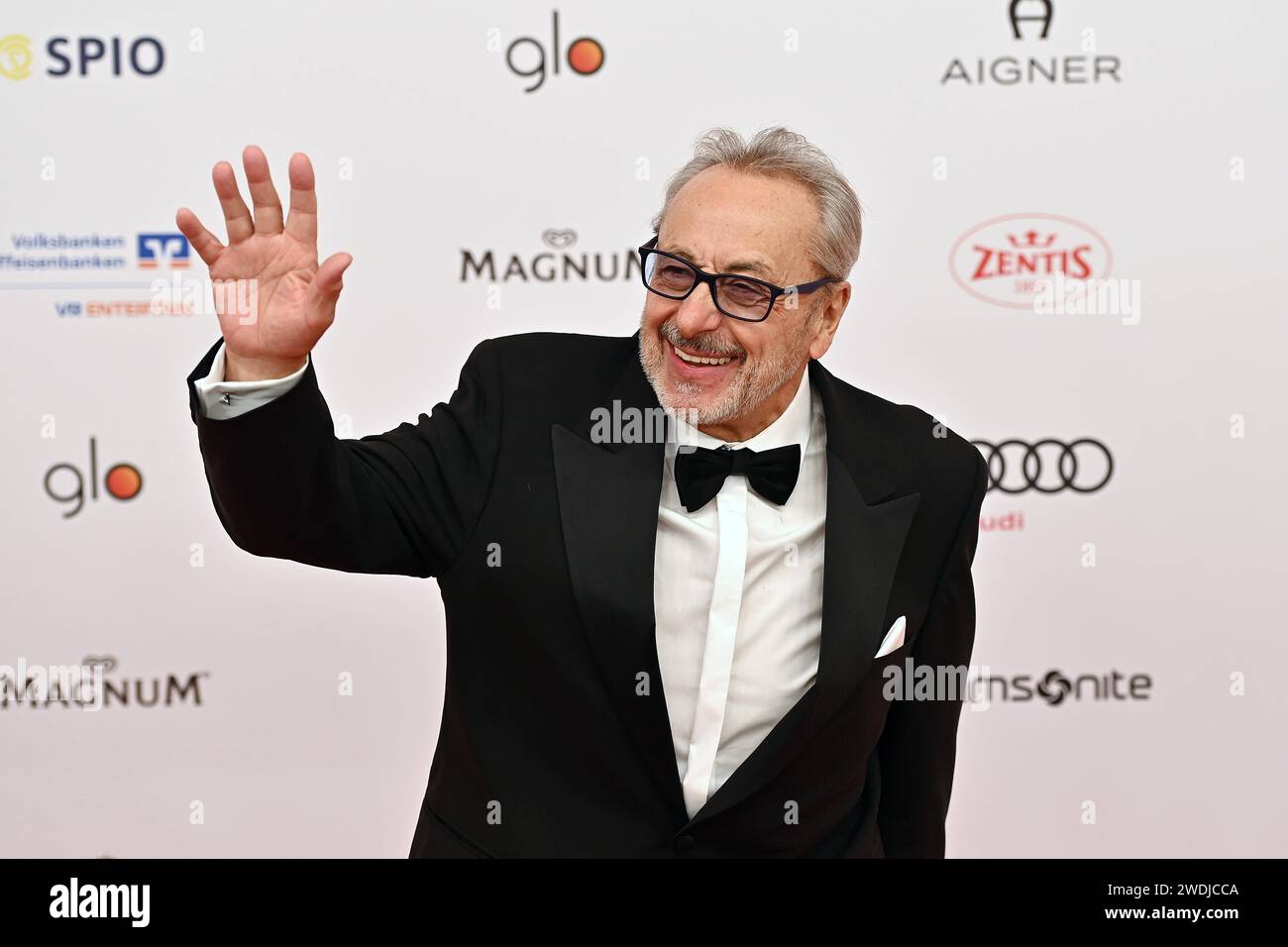 Wolfgang STUMPH Schauspieler, winkt,winke, Einzelbild,angeschnittenes Einzelmotiv,Halbfigur,halbe Figur, 48.Deutscher Filmball, Roter Teppich,Red Carpet,am 20.01.2024 im H o t e l B a y e r i s c h e r H o f, M u e n c h e n. Sven Simon Fotoagentur  -  *** Wolfgang STUMPH Actor, waving, waving, single picture, cropped single motif, half figure, half figure, 48 German Film Ball, Red Carpet, Red Carpet, on 20 01 2024 in the H o t e l B a y e r i s h o f, M u e n c h e n Sven Simon Fotoagentur G Stock Photo