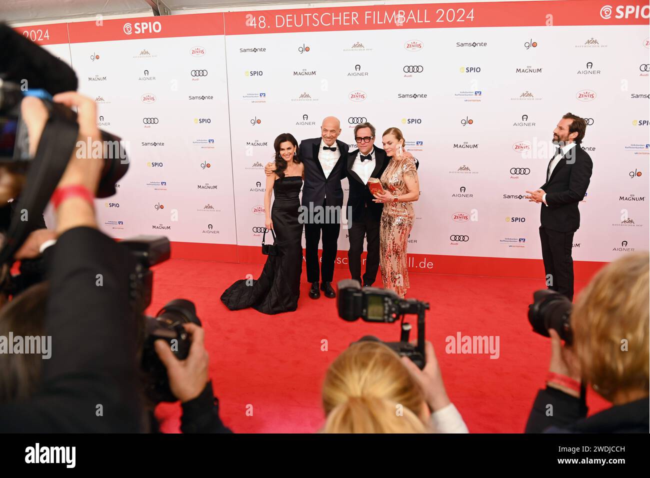 Randmotiv vom Roten Teppich- v.li:Viktoria und Heiner Lauterbach, Jan Josef Liefers und Anna Loos im Fokus der Fotografen 48.Deutscher Filmball, Roter Teppich,Red Carpet,am 20.01.2024 im H o t e l B a y e r i s c h e r H o f, M u e n c h e n. Sven Simon Fotoagentur  -  *** Marginal motif from the red carpet from left Viktoria and Heiner Lauterbach, Jan Josef Liefers and Anna Loos in the focus of the photographers 48 German Film Ball, Red Carpet, Red Carpet, on 20 01 2024 in the H o t e l B a y e Stock Photo