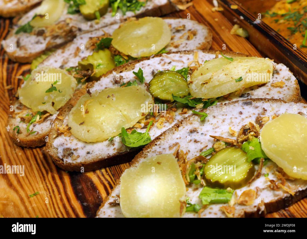 20.01.2024, Berlin - Deutschland. Scheibe Schmalzbrot mit Harzer Käse ...