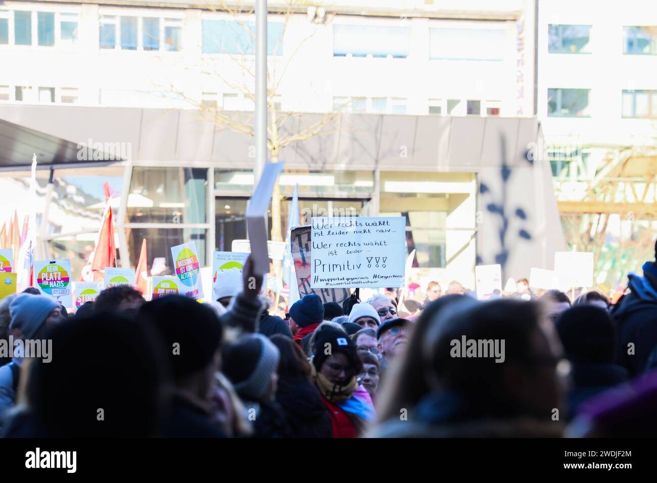 10.000 Menschen demonstrierten in Wuppertal gegen Rechts, Rechtsextremismus und die AFD. Für Samstag 20.01.2024 meldete eine Privatperson für ein Aktionsbündnis eine Versammlung in der Elberfelder Innenstadt an. An der Versammlung unter dem Titel Gemeinsam und solidarisch Gegen Ausgrenzung, Hass und Hetze nahmen in der Zeit von 13:00 Uhr bis 15:50 Uhr in der Spitze circa 10.000 Personen teil. Nach einer Auftaktkundgebung bewegte sich der Aufzug mit mehreren Tausend Menschen durch die Innenstadt. Gegen 15:45 Uhr erreichte der Aufzug den Bahnhofsvorplatz zur Abschlusskundgebung, an der sich noch Stock Photo