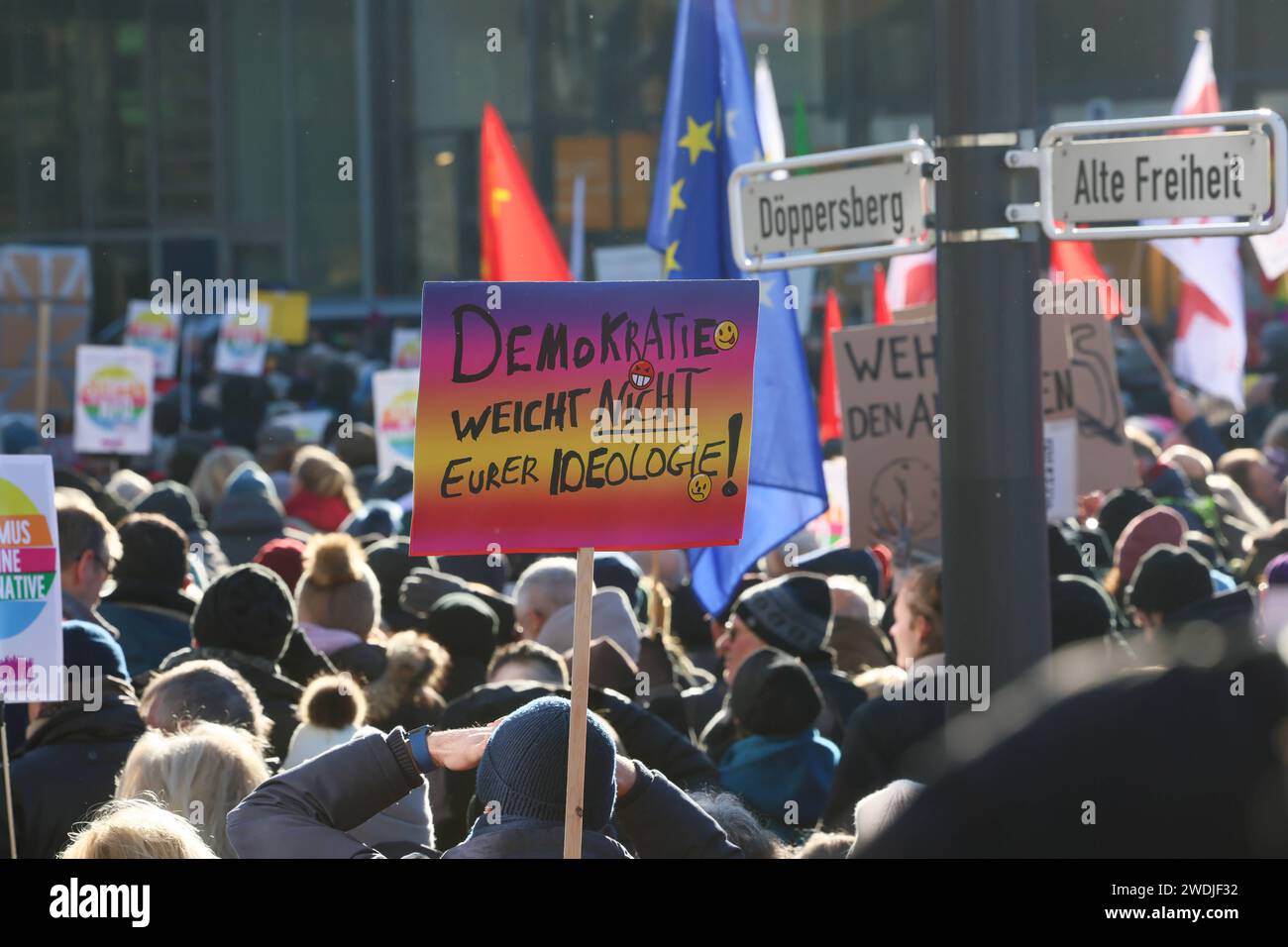 10.000 Menschen demonstrierten in Wuppertal gegen Rechts, Rechtsextremismus und die AFD. Für Samstag 20.01.2024 meldete eine Privatperson für ein Aktionsbündnis eine Versammlung in der Elberfelder Innenstadt an. An der Versammlung unter dem Titel Gemeinsam und solidarisch Gegen Ausgrenzung, Hass und Hetze nahmen in der Zeit von 13:00 Uhr bis 15:50 Uhr in der Spitze circa 10.000 Personen teil. Nach einer Auftaktkundgebung bewegte sich der Aufzug mit mehreren Tausend Menschen durch die Innenstadt. Gegen 15:45 Uhr erreichte der Aufzug den Bahnhofsvorplatz zur Abschlusskundgebung, an der sich noch Stock Photo
