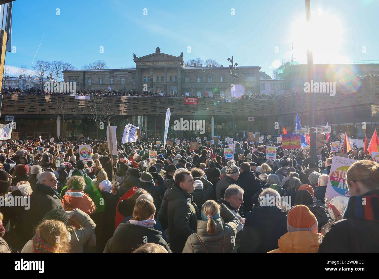 10.000 Menschen demonstrierten in Wuppertal gegen Rechts, Rechtsextremismus und die AFD. Für Samstag 20.01.2024 meldete eine Privatperson für ein Aktionsbündnis eine Versammlung in der Elberfelder Innenstadt an. An der Versammlung unter dem Titel Gemeinsam und solidarisch Gegen Ausgrenzung, Hass und Hetze nahmen in der Zeit von 13:00 Uhr bis 15:50 Uhr in der Spitze circa 10.000 Personen teil. Nach einer Auftaktkundgebung bewegte sich der Aufzug mit mehreren Tausend Menschen durch die Innenstadt. Gegen 15:45 Uhr erreichte der Aufzug den Bahnhofsvorplatz zur Abschlusskundgebung, an der sich noch Stock Photo
