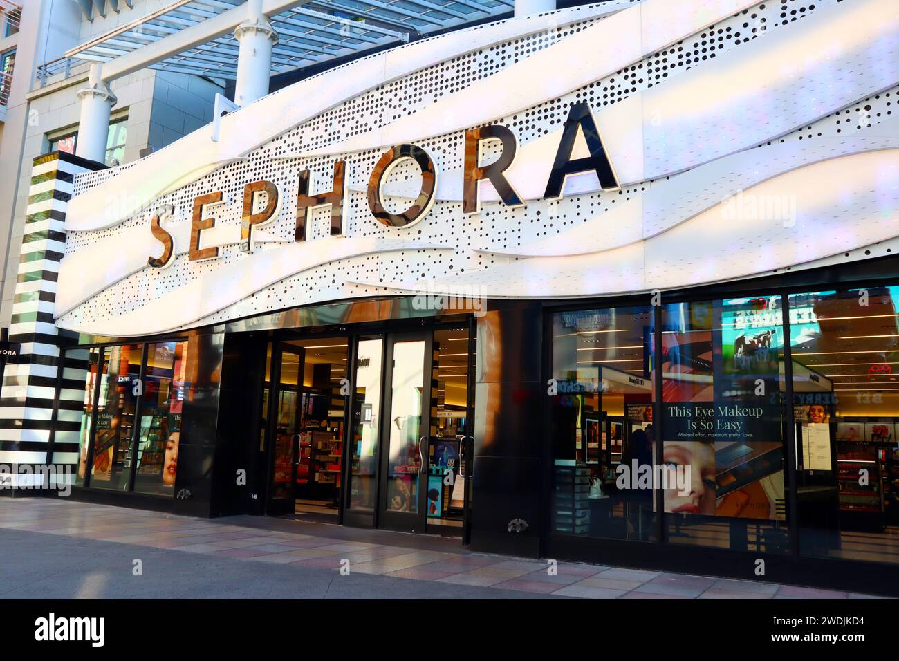 Facade of sephora cosmetics store hi-res stock photography and images ...