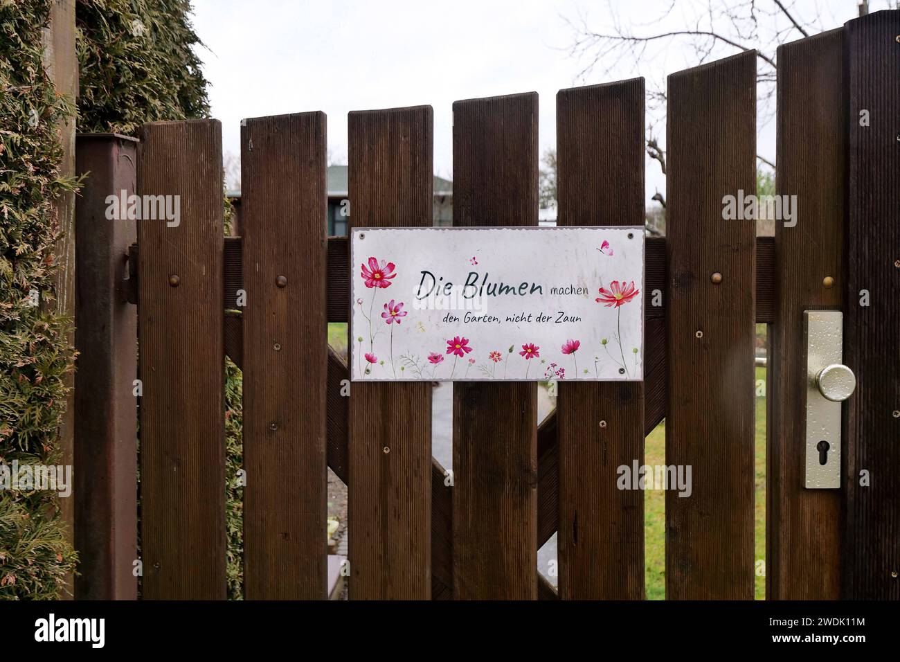 Zaun mit schrift hires stock photography and images Alamy