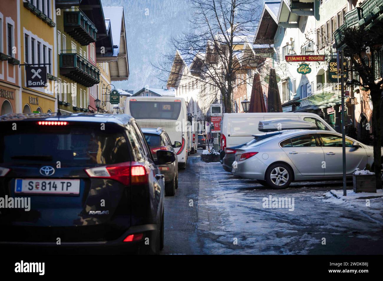 20.01.2024, Golling, AUT, Unterwegs in Salzburg, Stau, Vekehr, Tunnelsanierung, Symbolbild, Verschiedene Themenbilder, THEMENBILD - Stau und Blockabfertigung bei der Tunnelgruppe Werfen auf der Tauernautobahn A 10 zwischen der Autobahnanschlussstelle Golling und dem Knoten Pongau bei Bischofshofen mit der Festung Hohenwerfen, aufgenommen am 02.01.2022 in Werfen, Österreich // Traffic jam and block traffic clearance at the Werfen tunnel group on the Tauern motorway A 10 between the Golling motorway junction and the Pongau junction near Bischofshofen with Hohenwerfen Fortress, Werfen, Austria , Stock Photo